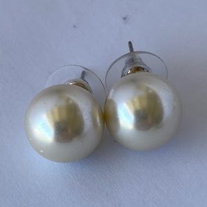 Large pearl studs
